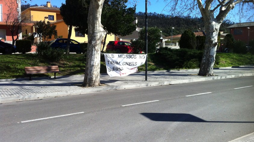 Pancarta a tocar de la comissaria de Mossos de la Jonquera