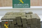 Detingut per portar 150 quilos d'haixix amagats al cotxe