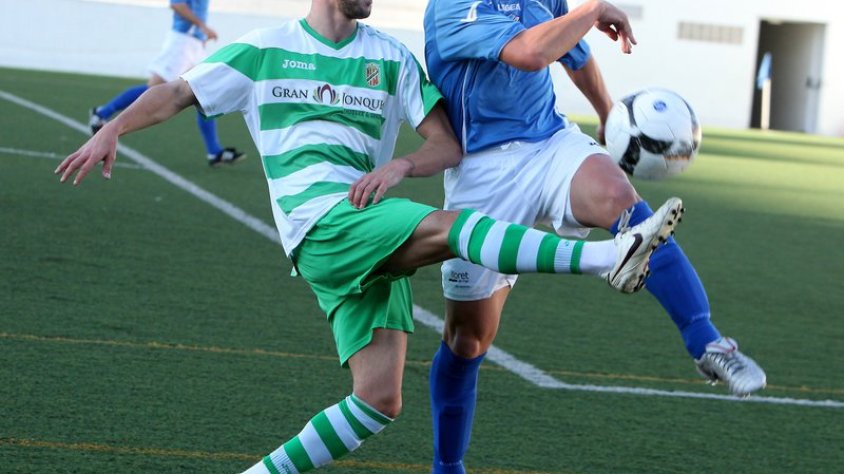 Dos jugadors del Lloret i La Jonquera en el partit d'ahir