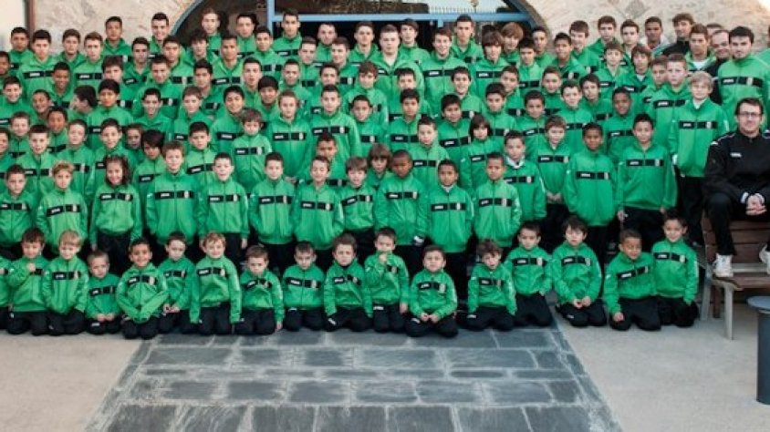 Fotografia de grup de tots els equips el futbol Base de la UE la Jonquera
