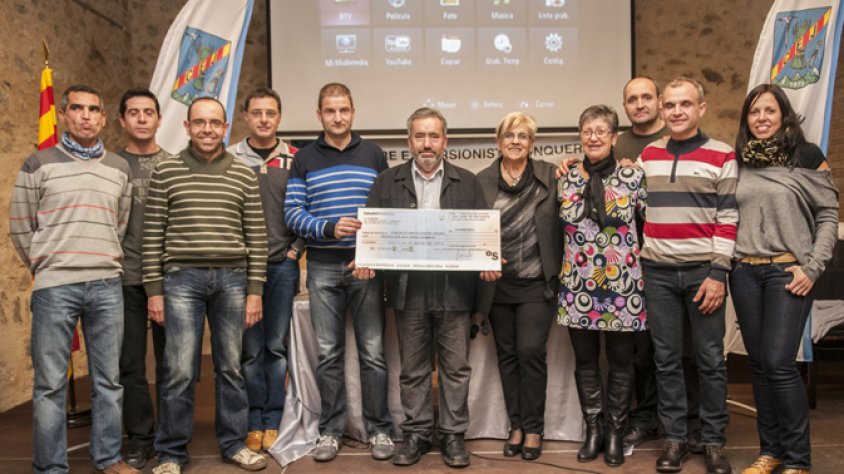 Entrega del XEC per part del Centre Excursionista Jonquerenc a la Fundació Oncolliga