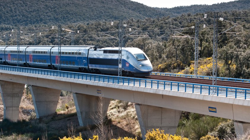 Un TGV, de tecnologia francesa, circulant pel viaducte de la zona duana a la Jonquera