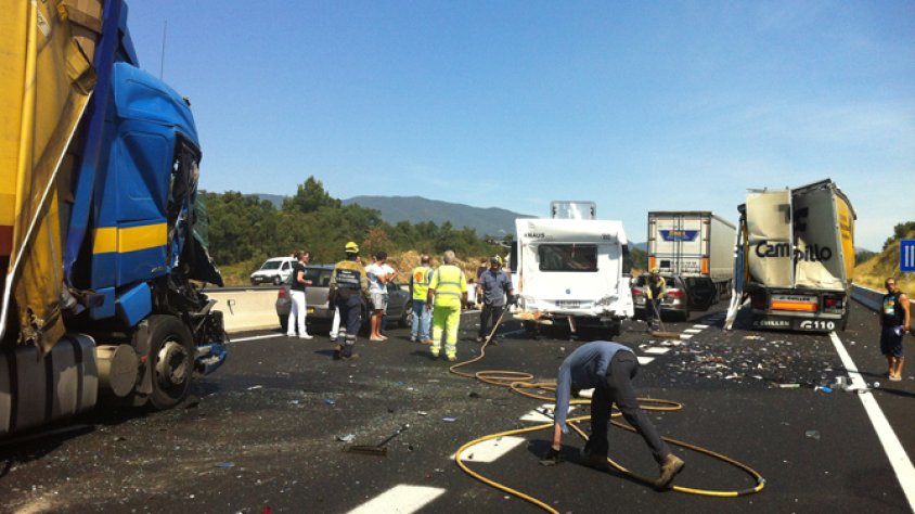 Accident entre diversos camions a la sortida sud de l'Ap7 el juliol de 2012