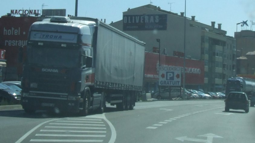 Un camió al seu pas per la N2 a la Jonquera