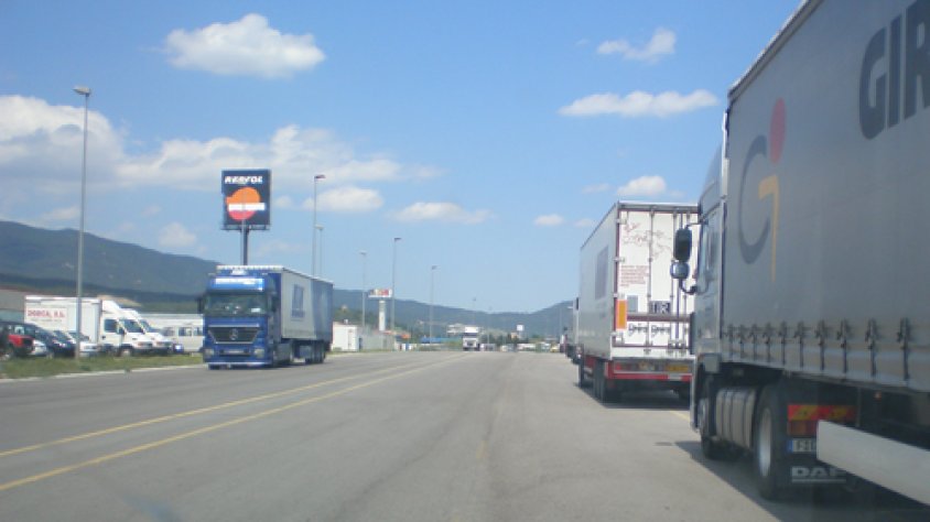 Camions estacionats a la carretera N-Ii en una imatge d'arxiu