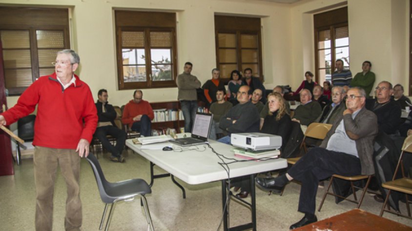 Un moment de la xerrada sobre el cultiu del'olivera a Cantallops