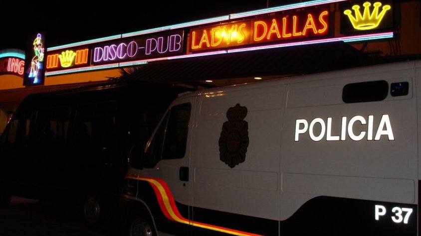 La policia davant del Dallas en un dels molts controls que han fet al club d'Agullana