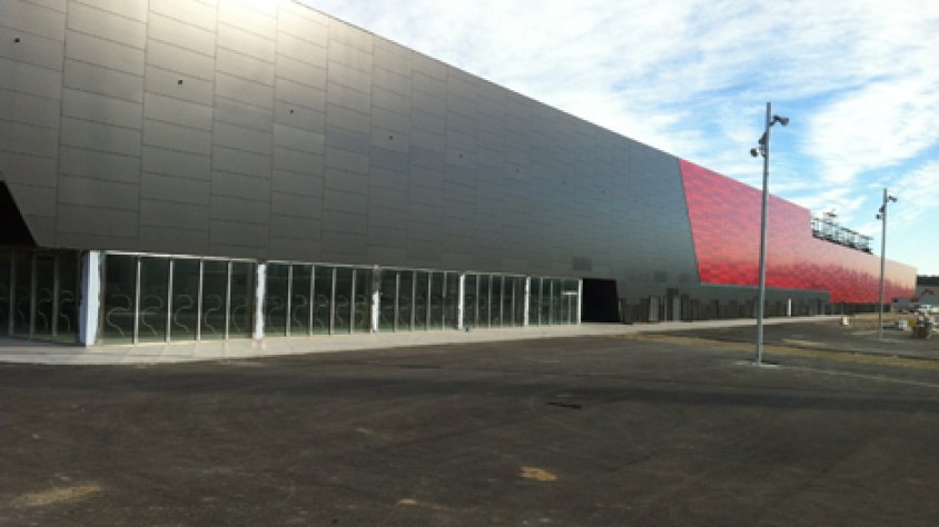 Una imatge de la façana principal o de ponent del centre comercial Gran Jonquera