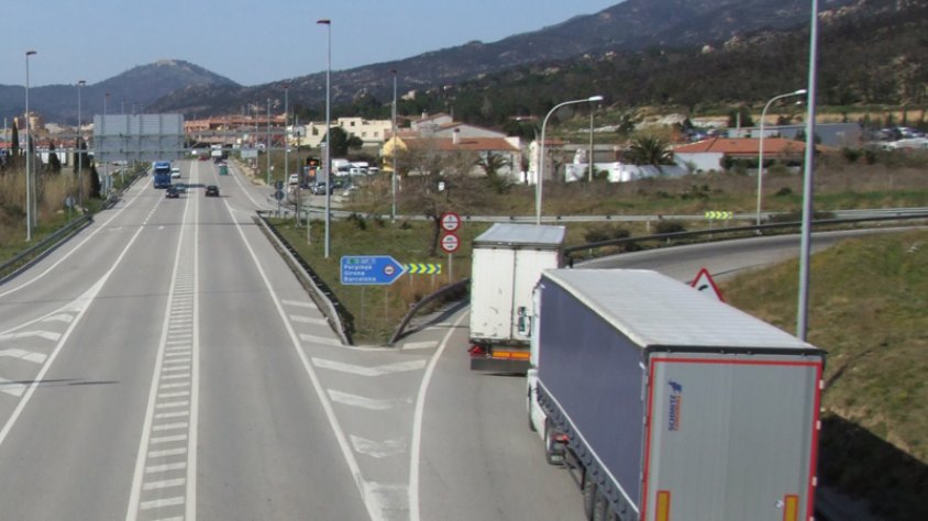 Camions entrant a l'AP-7 a la Jonquera