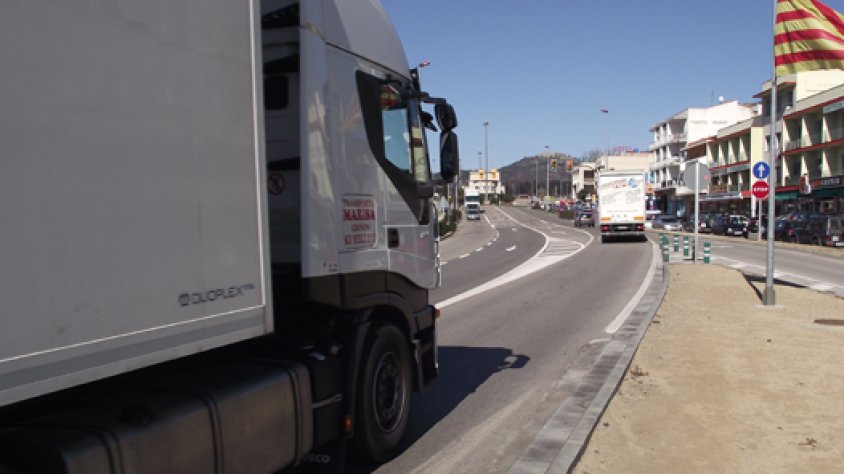 Excepte entre la sortida 1 i 2 de l'AP7, els camions estan obligats a circular per autopista