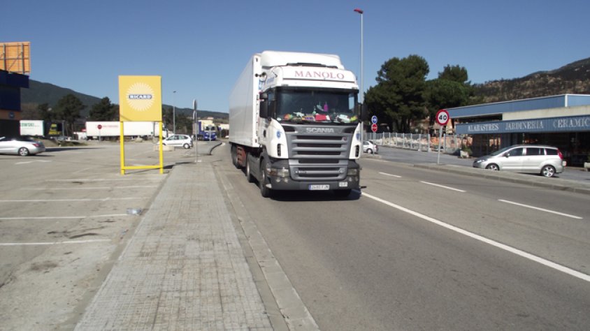 Un camió circula per la N-II a la Jonquera