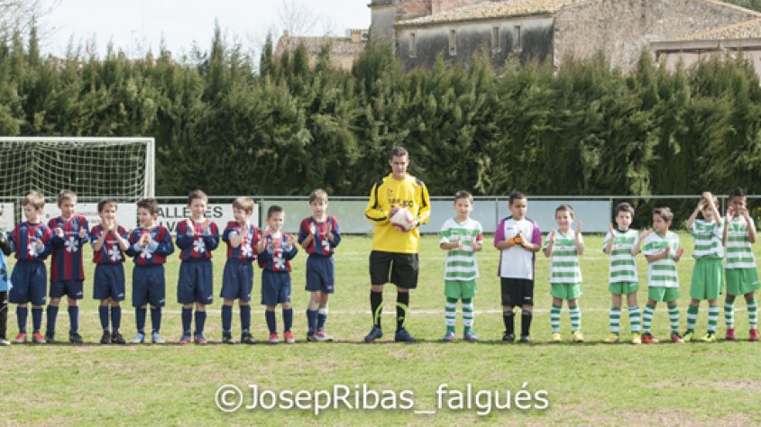 Fotografia de grup poc abans de començar el partit entre la Jonquera i Borrassà