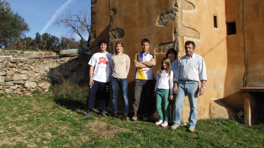 Part de la família de Carme Quintana, al Mas Esquerrà. D’esquerra a dreta: Pau, Carme, Eudald, la Maria, Maria Glòria i en Josep (Infojonquera.cat)