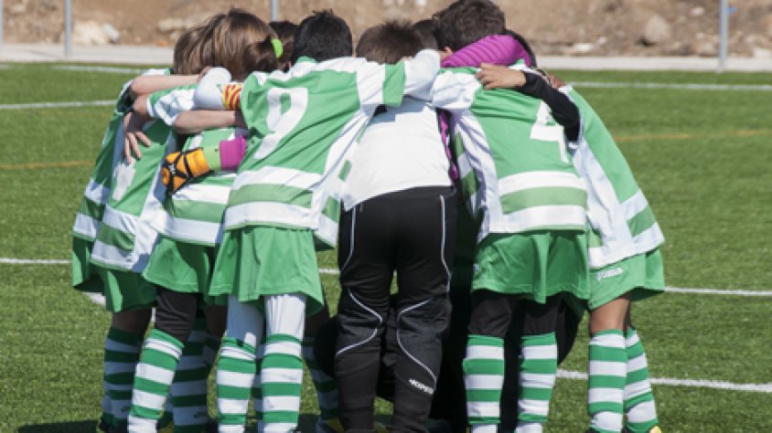Un dels equips del Futbol Base UE la Jonquera fent pinya