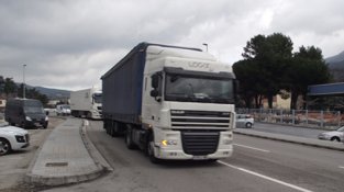 Malestar entre els transportistes que s'han de desviar per la Jonquera per l'augment de costos i cues que suposa