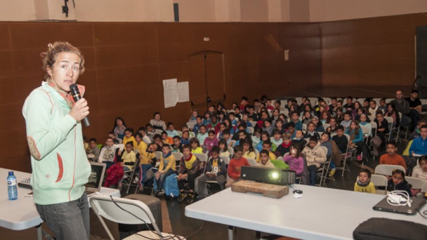 Núria Picas en un moment de la xerrada a la sala-teatre de la Unió JOnquerenca