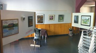La Societat la Unió Jonquerenca, on una part del bar es fa servir en ocasions de sala d'exposicions