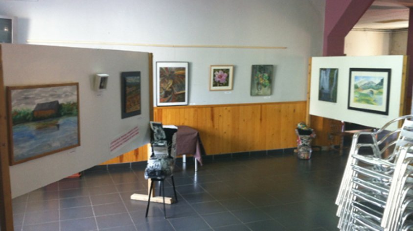 Avui s'han instal·lat al Cafè de la Societat els primers quadres de l'exposició