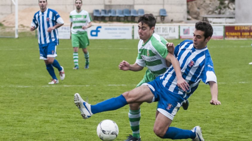 Una imatge del partit de futbol entre la Jonquera i el Sant Cristòfol