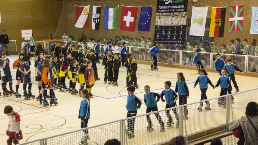 Desfilada dels equips d’hoquei que van participar al Torneig organitzat pel CP Jonquerenc per Setmana Santa 2013