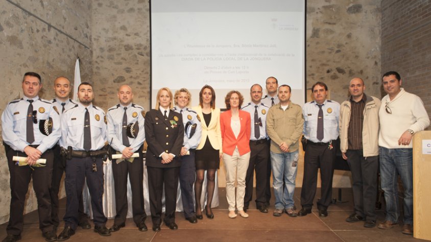 Fotografia de grup dels protagonistes que han rebut reconeixement a la Festa dela Policia local de la Jonquera