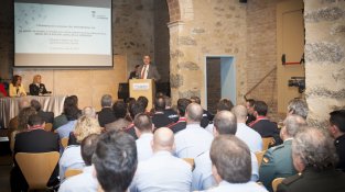 Ple total als porxos de Cana Laporta en l'acte institucionals de la Festa de la Policia Local