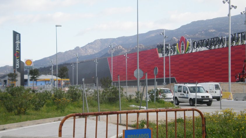 Façana exterior del centre comercial "Gran Jonquera" aquest matí.