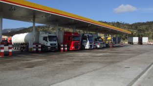 Una de les àrees de servei amb gasolinera de la Jonquera. Imatge d'arxiu.