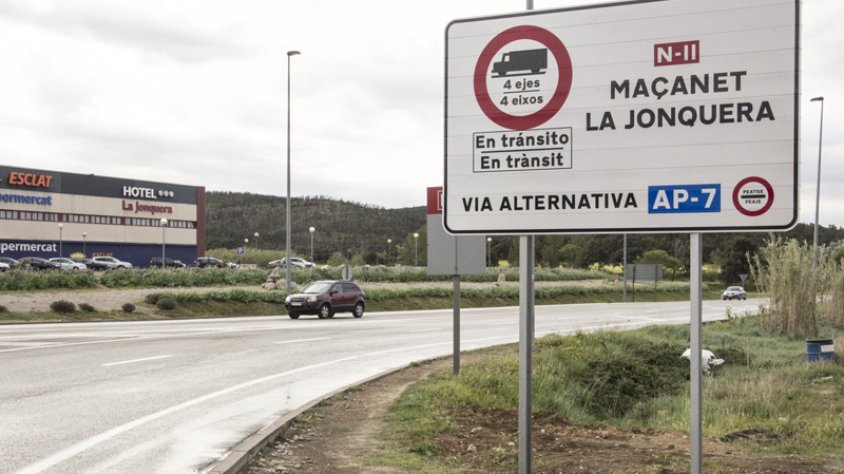 Cartell oficial a l'N-II a la Jonquera sobre la restricció de camions per carretera