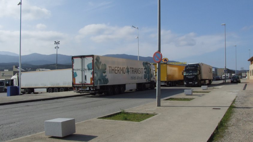 Els camions poden continuar fent servir les àrees de servei de la Jonquera i només se'ls prohibeix circular per la N-II