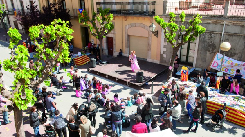 Ambient al carrer Major a la diada de Sant Jordi