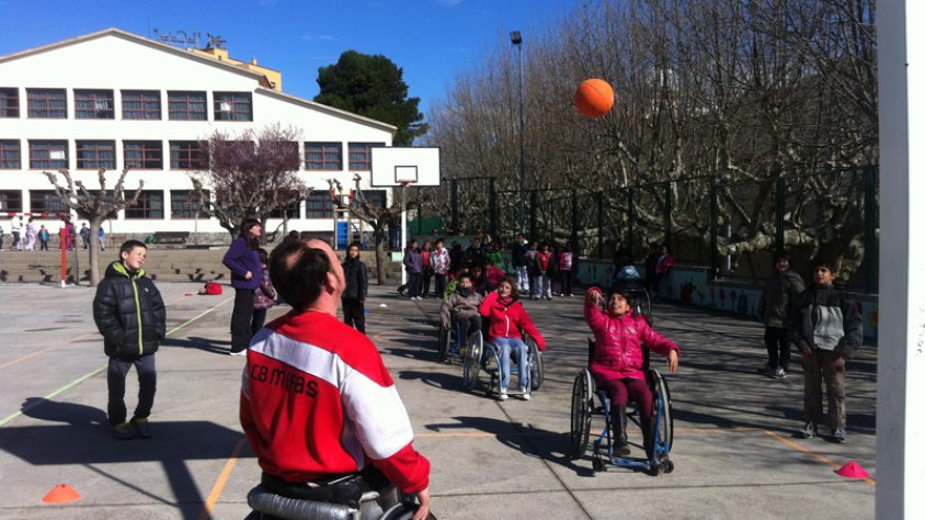 Una de les activitats organitzades al pati de l'escola Josep Peñuelas