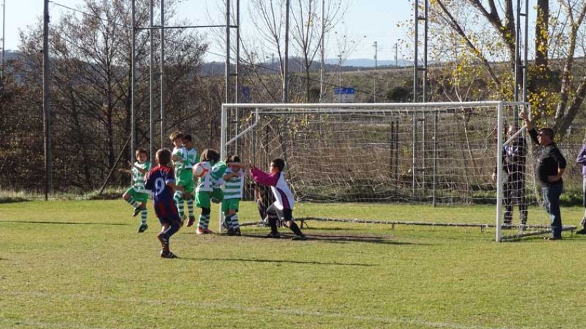 Partit de futbol base al camp municipal de Les Forques el passat cap de setmana