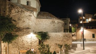 Vista parcial de la façana de llevant, després de la restauració del carrer de la Torre i la plaça