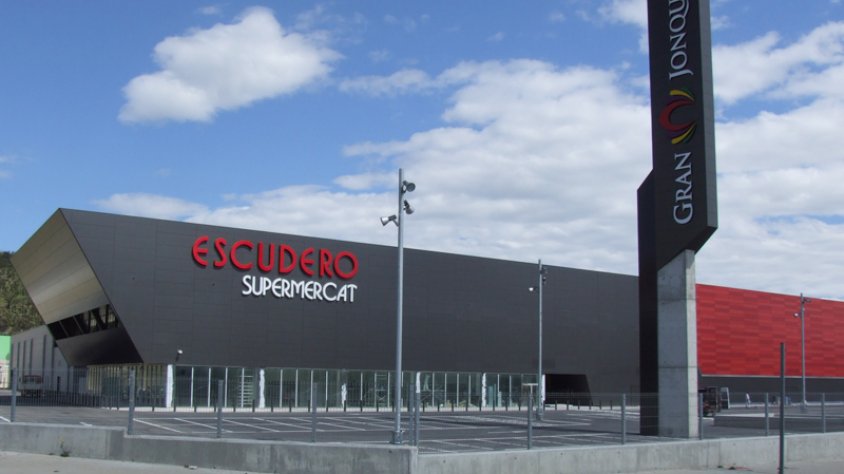 Façana exterior del centre comercial "Gran Jonquera" avui al migdia