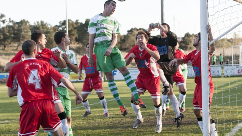 Una imatge del partit de futbol entre la Jonquera i l'Horta corresponent a la primera volta