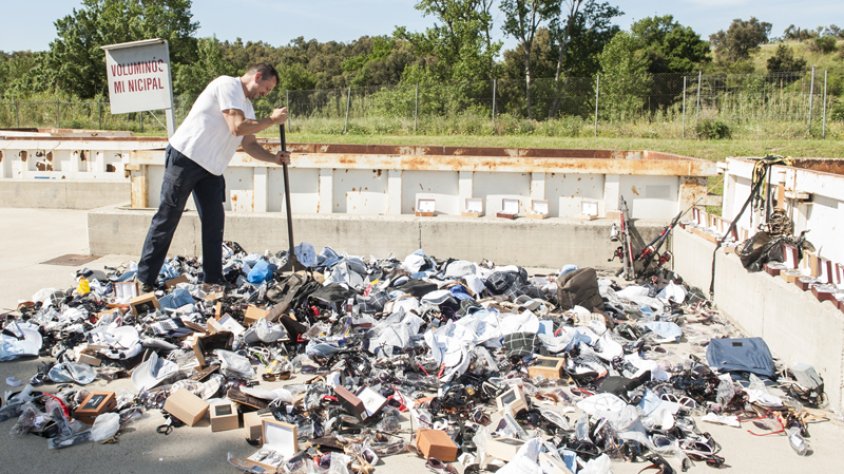 La Brigada municipal destrueix objectes de consum comissats als "top manta"