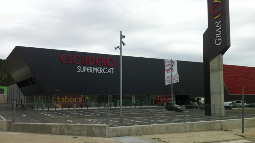La façana exterior de Gran Jonquera comença a preparar-se per anunciar la data d'inauguració