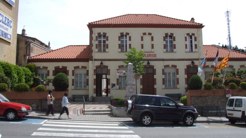 Vista de la façana exterior de la "mairie" del Portús nordcatalà