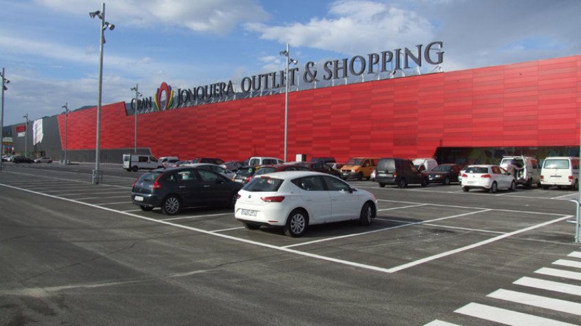 Façana exterior de Gran Jonquera ahir a la tarda, amb l'aparcament ja ocupat parcialment