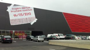 Façana "publicitària" amb l'anunci d'obertura