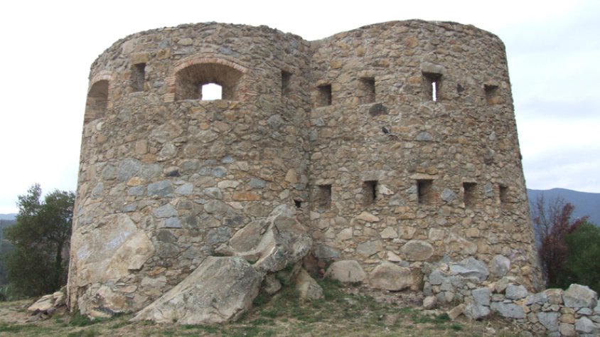 Vista parcial de la Torre del Carmanxel, amb funcions de refugi,  ara rebatejat com a Refugi Marc Guixeras