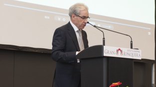 Antonio Escudero, des de la tarima, en el seu discurs d'inauguració