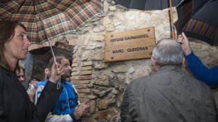 Descoberta de la placa per part dels pares de Marc Guixeras