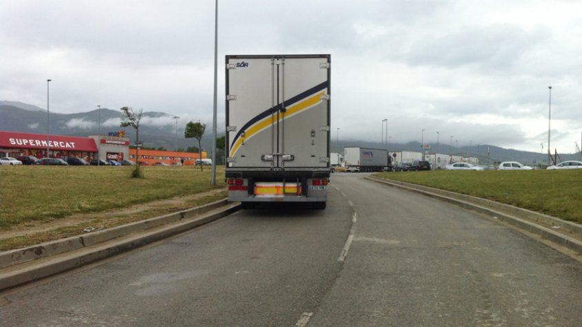 Camions aparcats als accessos del polígon Les Oliveres divendres passat