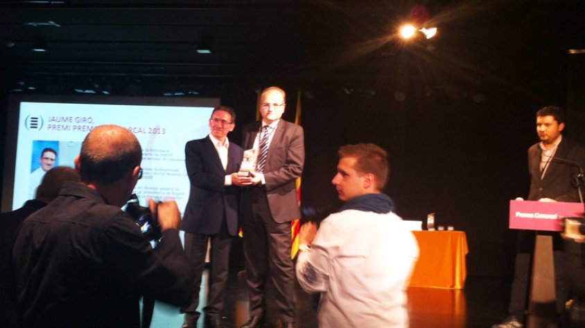 Jaume Giró, director general adjunt de CaixaBank i de la Fundació ‘La Caixa’, rebent de Carles Ayats, president de l'ACPC, el reconeixement pel suport de La Caixa a la premsa comarcal.
