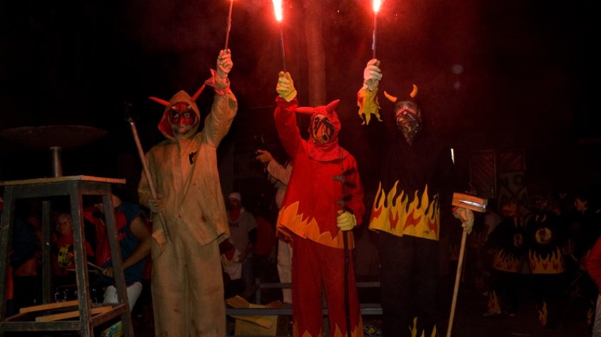 Els tres vestits dels Diables de l'Albera en els 25 anys de colla