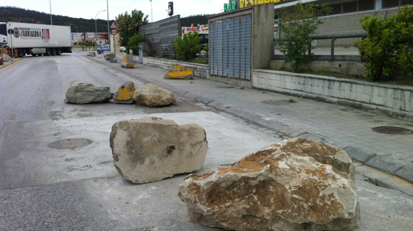 Grans pedres al carrer Euskadi divendres passat