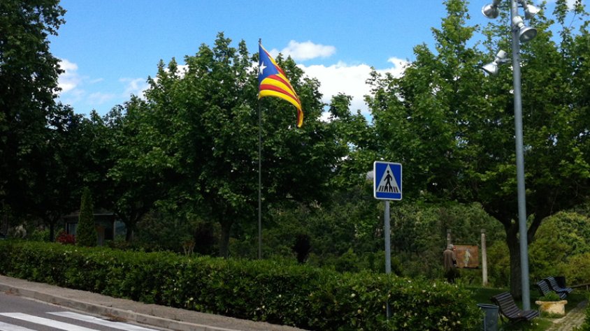 Agullana llueix una estelada a l'entrada del casc urbà