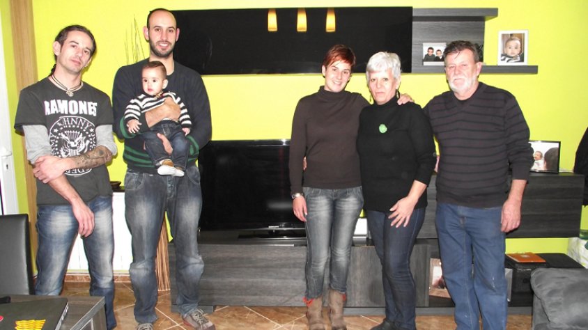 La família Santos López davant del televisor, l´únic electrodomèstic que es va salvar de les flames el 22 de juliol